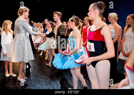 Anversa, Belgio. Il 27 settembre, 2014. Regina Mathilde e la Principessa Elisabetta del Belgio visita il Genee balletto internazionale della concorrenza a opera di Anversa, Belgio, 27 settembre 2014. Foto: Patrick van Katwijk/dpa/Alamy Live News Foto Stock