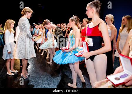 Anversa, Belgio. Il 27 settembre, 2014. Regina Mathilde e la Principessa Elisabetta del Belgio visita il Genee balletto internazionale della concorrenza a opera di Anversa, Belgio, 27 settembre 2014. Foto: Patrick van Katwijk/dpa/Alamy Live News Foto Stock