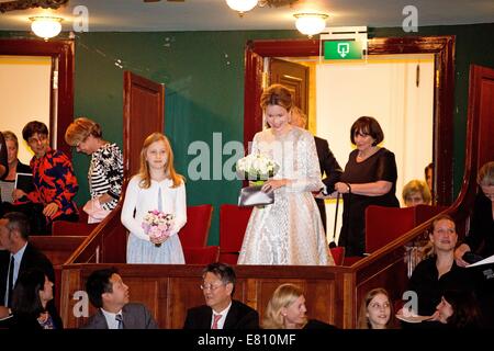 Anversa, Belgio. Il 27 settembre, 2014. Regina Mathilde e la Principessa Elisabetta del Belgio visita il Genee balletto internazionale della concorrenza a opera di Anversa, Belgio, 27 settembre 2014. Foto: Patrick van Katwijk/dpa/Alamy Live News Foto Stock