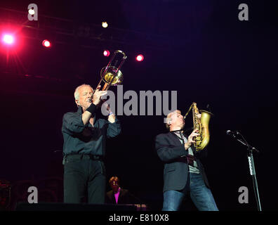 Portsmouth, Virginia, Stati Uniti d'America. 26 Sep, 2014. I vincitori di Grammy CHICAGO prendere la folla tornando indietro nel tempo con i loro numerosi successi presso il Padiglione nTelos a Portsmouth, Virginia. Credito: Jeff Moore/ZUMA filo/Alamy Live News Foto Stock