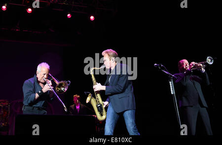 Portsmouth, Virginia, Stati Uniti d'America. 26 Sep, 2014. I vincitori di Grammy CHICAGO prendere la folla tornando indietro nel tempo con i loro numerosi successi presso il Padiglione nTelos a Portsmouth, Virginia. Credito: Jeff Moore/ZUMA filo/Alamy Live News Foto Stock