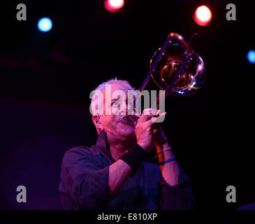 Portsmouth, Virginia, Stati Uniti d'America. 26 Sep, 2014. I vincitori di Grammy CHICAGO prendere la folla tornando indietro nel tempo con i loro numerosi successi presso il Padiglione nTelos a Portsmouth, Virginia. Credito: Jeff Moore/ZUMA filo/Alamy Live News Foto Stock