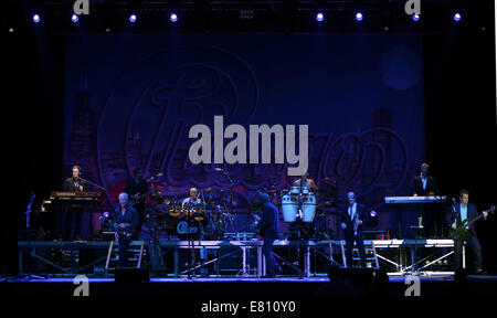 Portsmouth, Virginia, Stati Uniti d'America. 26 Sep, 2014. I vincitori di Grammy CHICAGO prendere la folla tornando indietro nel tempo con i loro numerosi successi presso il Padiglione nTelos a Portsmouth, Virginia. Credito: Jeff Moore/ZUMA filo/Alamy Live News Foto Stock