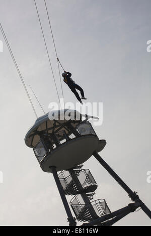 Bournemouth, Dorset UK. 28 settembre 2014. La folla si dirige verso la spiaggia di Bournemouth per sfruttare al massimo il caldo clima soleggiato. La gente è desiderosa di avere un andare sul molo di nuova apertura zipwire Credit: Carolyn Jenkins/Alamy Live News Foto Stock