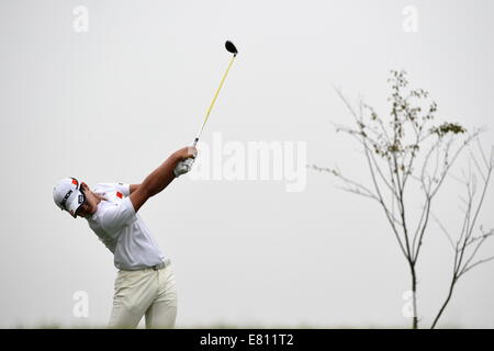 Incheon, Corea del Sud. 28 Sep, 2014. Guan Tianlang della Cina compete durante il golf uomini squadra corrisponde al XVII Giochi Asiatici in Incheon, Corea del Sud, Sett. 28, 2014. La Cina si è classificato 4th. Credito: Gao Jianjun/Xinhua/Alamy Live News Foto Stock