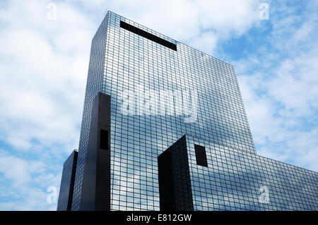 Ufficio generico edificio con facciata di vetro che riflette il Cielo e nubi Foto Stock