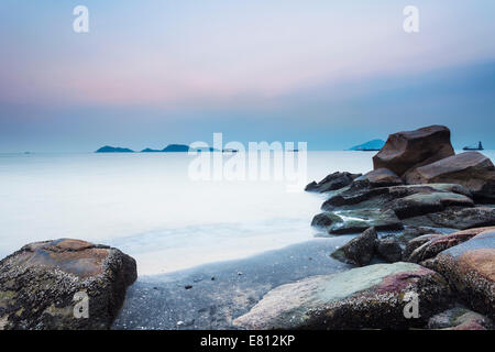 Tramonto lungo la Costa sassosa Foto Stock