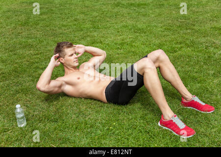 Muscoloso giovane esercitare all'aperto Foto Stock