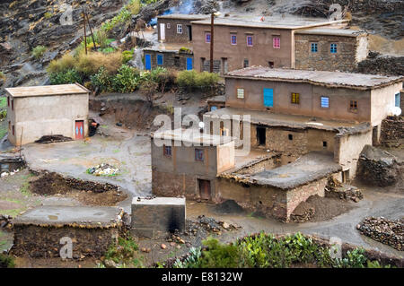 Vista orizzontale di un piccolo villaggio mudbrick annidato in Alto Atlante Mountain Range in Marocco. Foto Stock