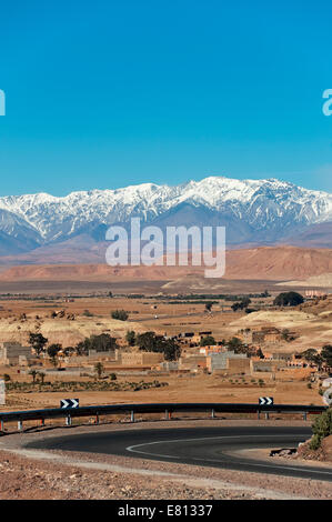 Vista verticale di un tornante sulla N9 autostrada attraverso il Medio e Alto Atlante Mountain Range in Marocco. Foto Stock