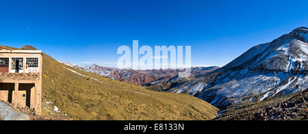 Panoramica orizzontale orizzontale (2 picture stitch) dell'Alto Atlante Mountain Range in Marocco. Foto Stock