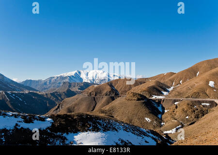 Paesaggio orizzontale della N9 autostrada taglio attraverso l'Alto Atlante Mountain Range in Marocco. Foto Stock
