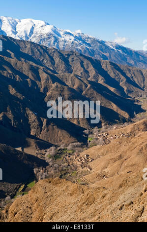 Vista verticale di piccoli villaggi Berberi incastonato sulle pendici dell'Alto Atlante Mountain Range in Marocco. Foto Stock