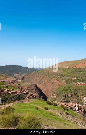 Vista verticale del pendio terrazzato in Alto Atlante Mountain Range in Marocco. Foto Stock