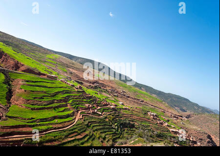 Vista orizzontale del pendio terrazzato in Alto Atlante Mountain Range in Marocco. Foto Stock