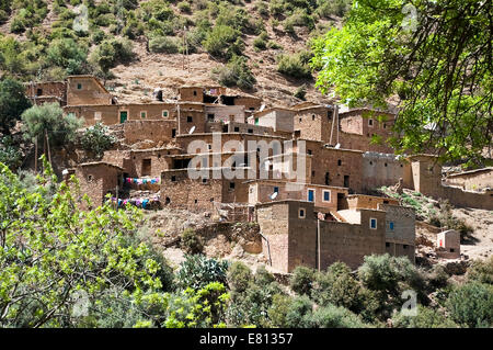 Vista orizzontale di un tradizionale mudbrick villaggio berbero delle colline ai piedi dell'Alto Atlante Mountain Range in Marocco. Foto Stock