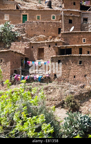 Vista verticale di un tradizionale mudbrick villaggio berbero delle colline ai piedi dell'Alto Atlante Mountain Range in Marocco. Foto Stock