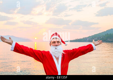 Santa Claus si sta godendo le vacanze estive Foto Stock