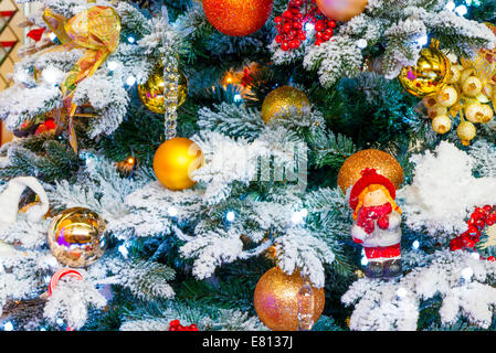 Splendidamente decorate albero di Natale. coperti di neve il ramo di abete artificiale Foto Stock