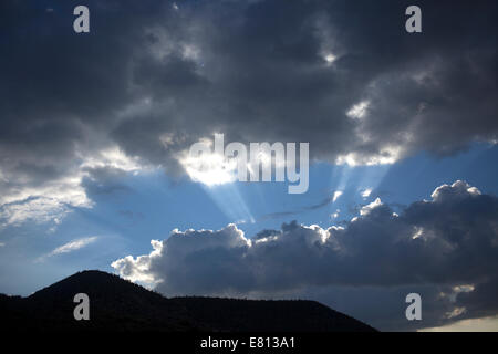 Set di sole oltre il Cerro Quemado montagna in Wirikuta, Real de Catorce, San Luis Potosi, Messico. Foto Stock