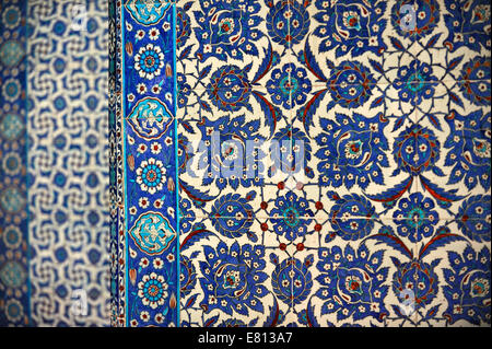 Iznik blu decorazione di piastrelle nel portico coperto di Rustem Pasa a Istanbul Foto Stock