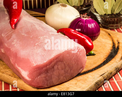 Carne cruda sulla tavola di legno. Foto Stock