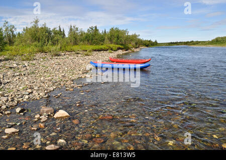 Tourist kayak a pebble sponde del fiume. Polar Ural, Repubblica di Komi, Russia. Foto Stock