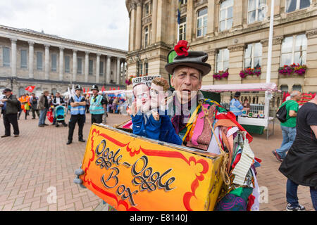 Birmingham, Regno Unito. Il 28 settembre 2014. A marzo e il rally, organizzata dai sindacati Congresso sotto il titolo, 'Midlands ha bisogno di un aumento di stipendio", ha avuto luogo a Birmingham domenica, settembre 28, 2014 in coincidenza con il Congresso del Partito conservatore che sta avendo luogo in Birmingham. Credito: Christopher Middleton/Alamy Live News Foto Stock