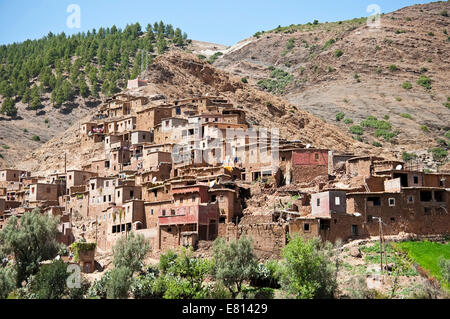 Vista orizzontale di un tradizionale mudbrick villaggio berbero delle colline ai piedi dell'Alto Atlante Mountain Range in Marocco. Foto Stock