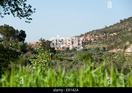 Vista orizzontale di un tradizionale mudbrick villaggio berbero delle colline ai piedi dell'Alto Atlante Mountain Range in Marocco. Foto Stock