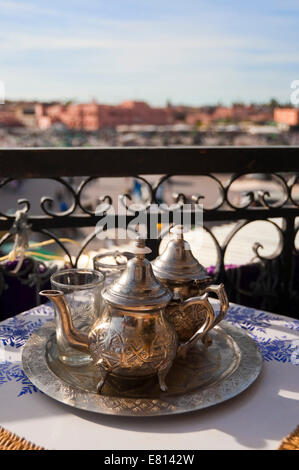 Vista verticale del tradizionale tè alla menta su un tavolo che si affaccia su Piazza Jemaa El Fnaa di Marrakech. Foto Stock