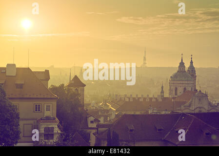 La città di Praga dello Skyline di mattina, la vista della città minore o piccolo quartiere dalle mura del Castello di Praga. Foto Stock