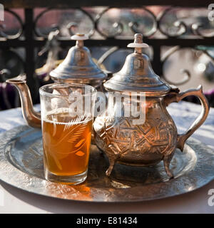 Piazza vicino fino del tradizionale tè alla menta servito che si affaccia su Piazza Jemaa El Fnaa di Marrakech. Foto Stock