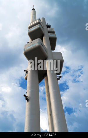 Praga, Repubblica Ceca - 06 settembre 2014: Famosi Praga Zizkov torre televisiva (Zizkovska Vez) con David Cerny le sculture Foto Stock