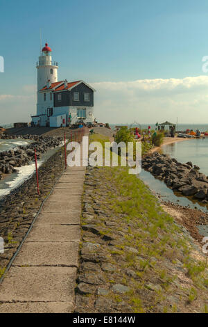 Vista sul faro, denominato '' Het Paard van Marken', Marken, Waterland, North Holland, Paesi Bassi. Foto Stock