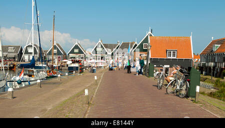 Marken, Waterland, North Holland, Paesi Bassi: popolare con i turisti e noto per la sua caratteristica vecchi edifici in legno. Foto Stock