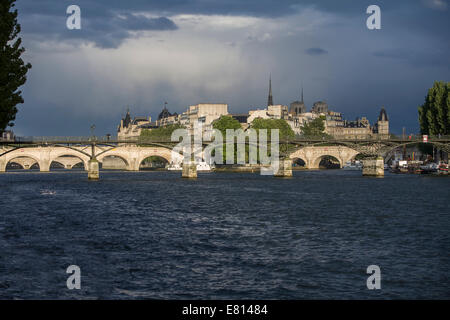 Francia, coppie, Pont des Arts, Pont Neuf, Ile de la Cite, la Senna Foto Stock