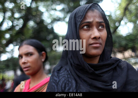 Dacca in Bangladesh. 28 Sep, 2014. Indumento operai prendono parte a una protesta di fronte al Club della stampa impegnativa di stipendio e bonus Eid prima di Eid. Credito: Zakir Hossain Chowdhury/ZUMA filo/Alamy Live News Foto Stock