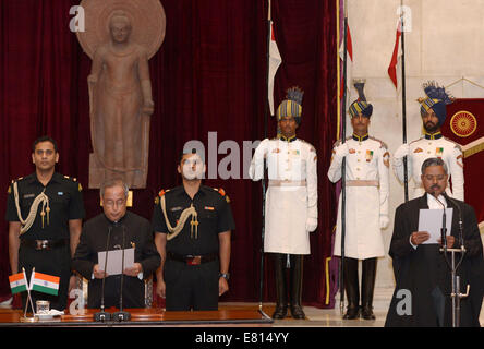 New Delhi, India. 28 Sep, 2014. Presidente indiano Pranab Mukherjee (2 L) amministra il giuramento di H.L. Dattu (R) durante il suo giuramento in occasione della cerimonia come nuovo capo della giustizia di India indiano al Palazzo Presidenziale a Nuova Delhi, India, il 7 settembre 28, 2014. Credito: Indian Palazzo presidenziale/Xinhua/Alamy Live News Foto Stock