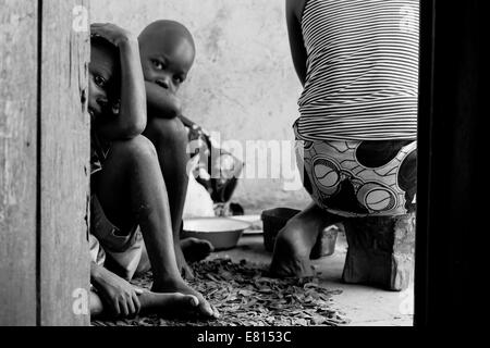 Una famiglia prepara la colazione in un villaggio di pescatori di Bangweulu zone umide Foto Stock