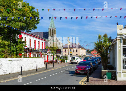 Main Street a Lisdoonvarna, County Clare, Irlanda - La città è famosa per il suo annuale festival di matchmaking Foto Stock