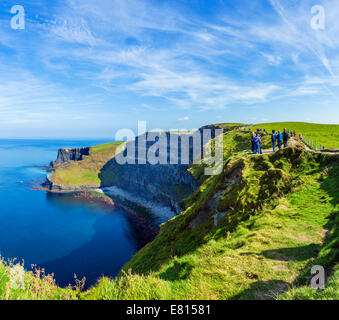 Paesaggio irlandese. Turisti alle scogliere di Moher, il Burren, Contea di Clare, Repubblica d'Irlanda Foto Stock