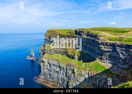 Vista delle scogliere di Moher guardando verso O'Brien's Tower, Burren, County Clare, Repubblica di Irlanda Foto Stock