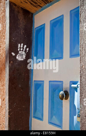 Vista verticale di una porta anteriore con la mano i proprietari di impronta sulla parete per l'identificazione. Foto Stock