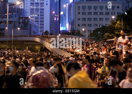 Hong Kong. 28 Sep, 2014. La folla di gente a occupare il centro di proteste, Hong Kong, Cina. Le proteste contro la decisione da parte di Pechino per offrire gli elettori di Hong Kong, per scegliere il loro capo esecutivo nel 2017 elezioni da approvato candidati, piuttosto che di un elenco aperto. Credito: SCWLee/Alamy Live News Foto Stock
