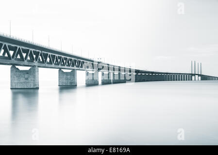 Lungo ponte su un fiume in un giorno nuvoloso Foto Stock