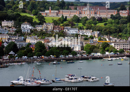 La Royal Navy Academy sopra il fiume Dart in Dartmouth, Devon, Inghilterra Foto Stock