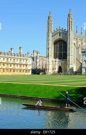 Un giovane punting sul fiume Cam in Cambridge, Inghilterra Foto Stock