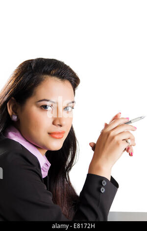 Indian Business donna seduta in ufficio Foto Stock