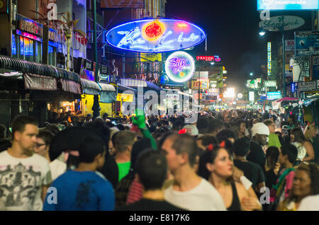 Festa di halloween in Khaosan Road di Bangkok, con molti backpackers soggiorno. Foto Stock